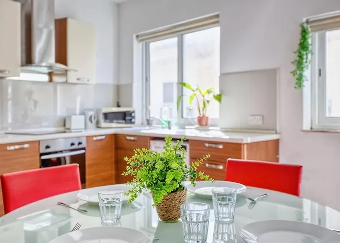 Near Promenade & Ferries *