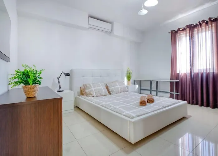 Near Promenade & Ferries Apartment Tal-Hriereb