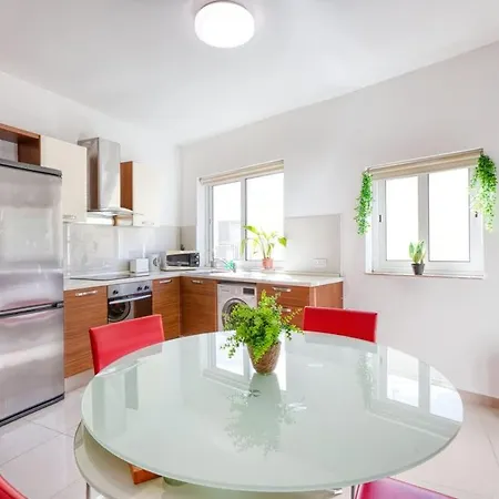 Spacious 1Br, Walk To Sliema & Waterfront *