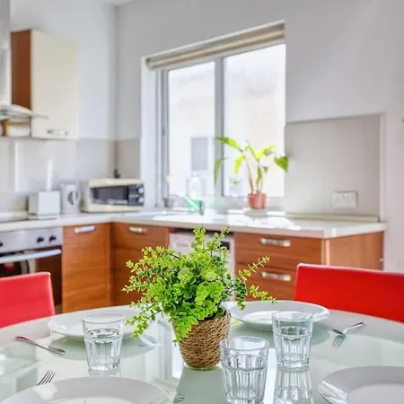 Spacious 1Br, Walk To Sliema & Waterfront *