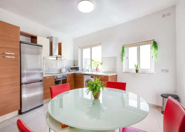 Near Promenade & Ferries *